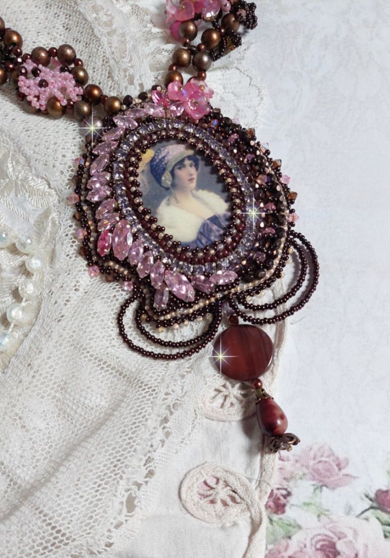 Colar Belle Romance Haute-Couture bordado com um retrato de cabochon de uma mulher de chapéu com cristais, pérolas de cetim, pérolas redondas douradas, cabochons de madrepérola e 