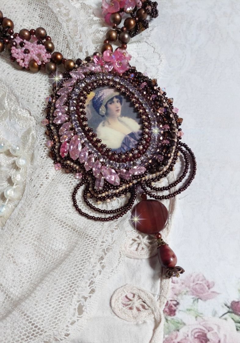 Colar Belle Romance Haute-Couture bordado com um retrato de cabochon de uma mulher de chapéu com cristais, pérolas de cetim, pérolas redondas douradas, cabochons de madrepérola e 