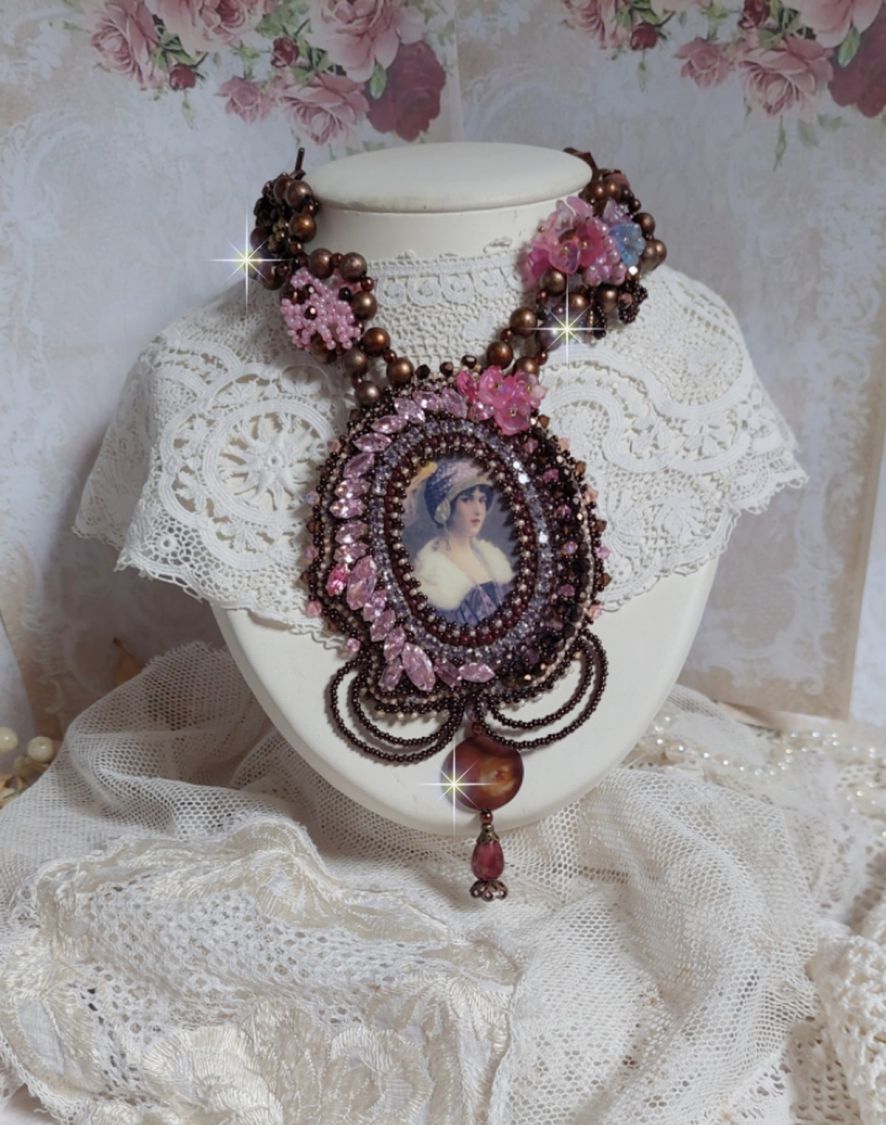 Colar Belle Romance Haute-Couture bordado com um retrato de cabochon de uma mulher de chapéu com cristais, pérolas de cetim, pérolas redondas douradas, cabochons de madrepérola e 