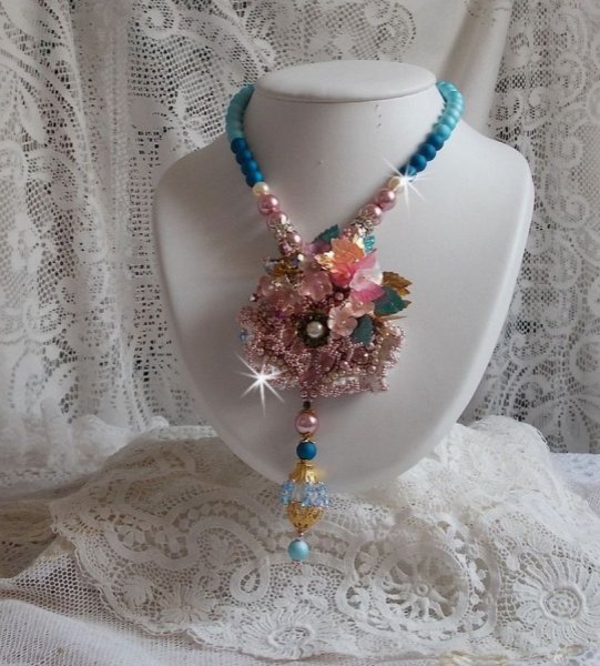 Collier Boh&ecirc;me avec de beaux cristaux de Swarovski, des perles rondes et des rocailles