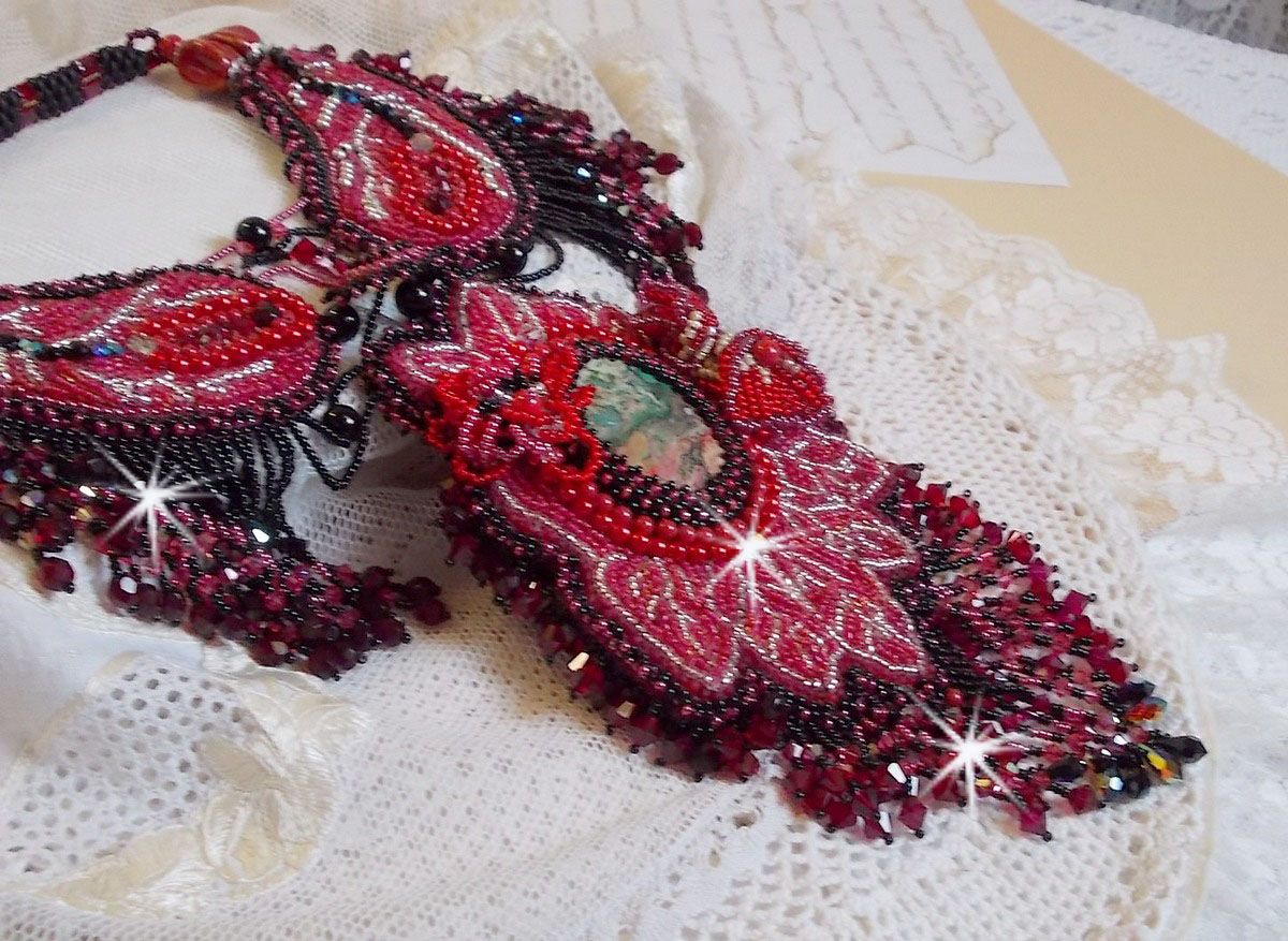 Colar cardeal bordado em vermelho e preto com Jasper vermelho, contas de ónix e cristais Swarovski
