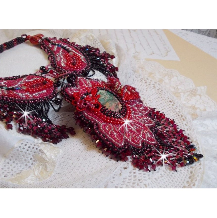 Colar cardeal bordado em vermelho e preto com Jasper vermelho, contas de ónix e cristais Swarovski
