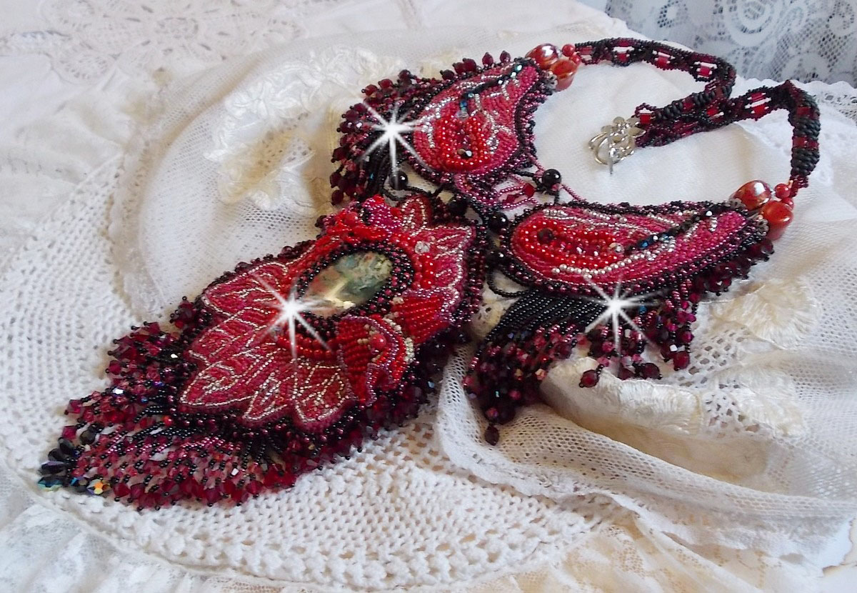 Colar cardeal bordado em vermelho e preto com Jasper vermelho, contas de ónix e cristais Swarovski