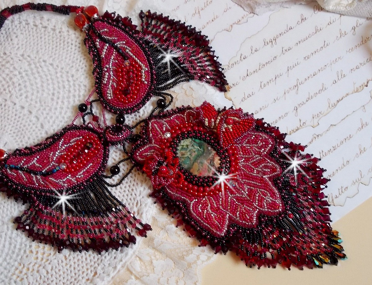 Colar cardeal bordado em vermelho e preto com Jasper vermelho, contas de ónix e cristais Swarovski
