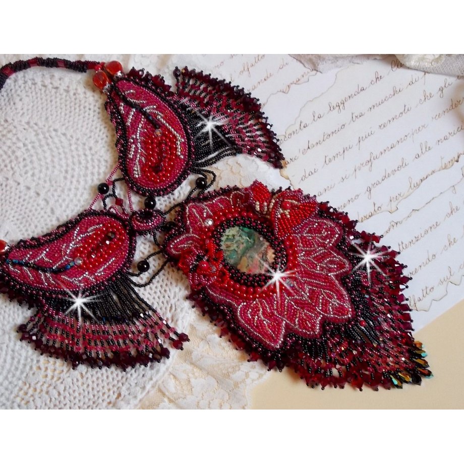 Colar cardeal bordado em vermelho e preto com Jasper vermelho, contas de ónix e cristais Swarovski