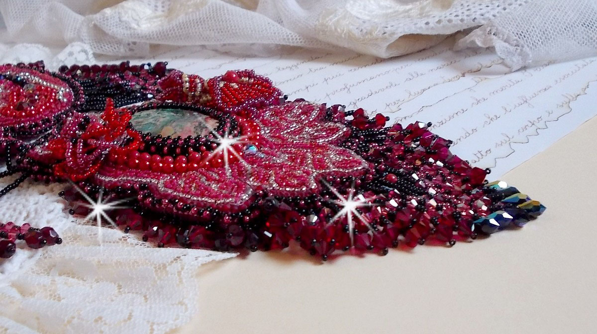 Colar cardeal bordado em vermelho e preto com Jasper vermelho, contas de ónix e cristais Swarovski