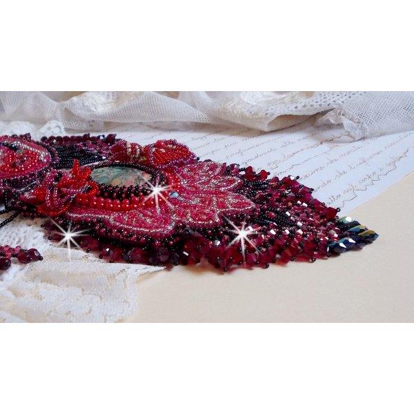 Colar cardeal bordado em vermelho e preto com Jasper vermelho, contas de ónix e cristais Swarovski
