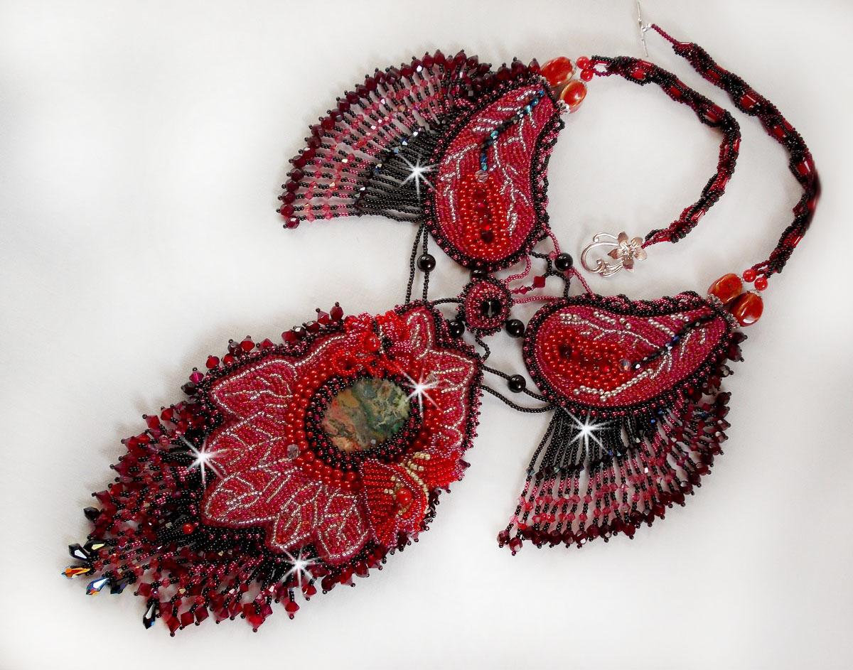 Colar cardeal bordado em vermelho e preto com Jasper vermelho, contas de ónix e cristais Swarovski
