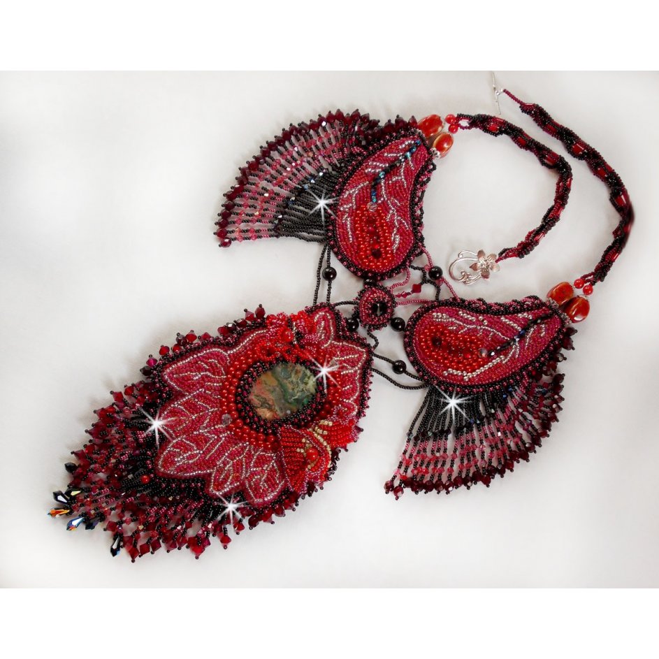 Colar cardeal bordado em vermelho e preto com Jasper vermelho, contas de ónix e cristais Swarovski