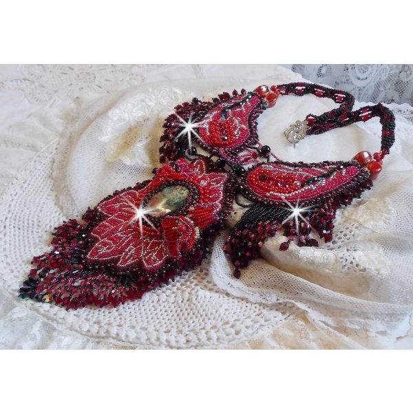 Colar cardeal bordado em vermelho e preto com Jasper vermelho, contas de &oacute;nix e cristais Swarovski