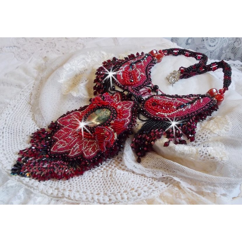 Colar cardeal bordado em vermelho e preto com Jasper vermelho, contas de ónix e cristais Swarovski