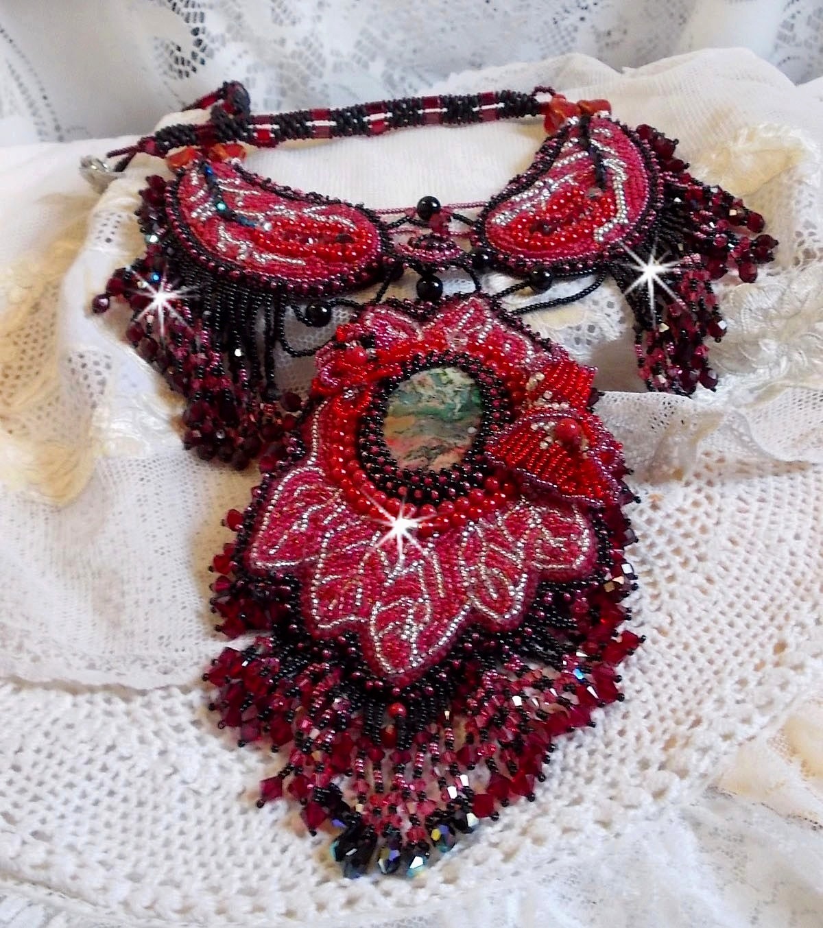 Colar cardeal bordado em vermelho e preto com Jasper vermelho, contas de ónix e cristais Swarovski
