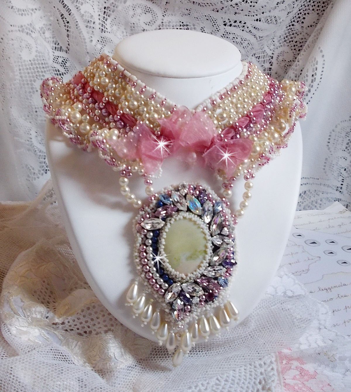 Colar bibe D&eacute;tente bordado com contas de p&eacute;rolas em harmonia com outras contas de qualidade