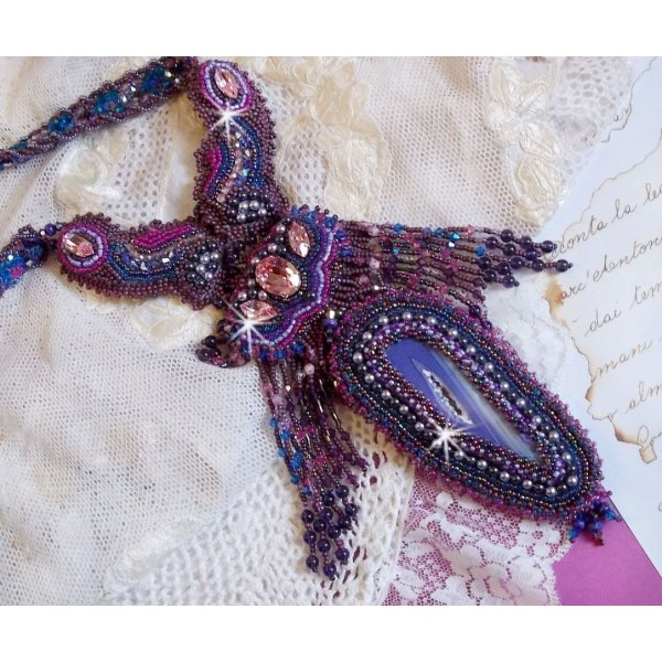 Collier Esm&eacute;ralda brod&eacute; avec une belle agate