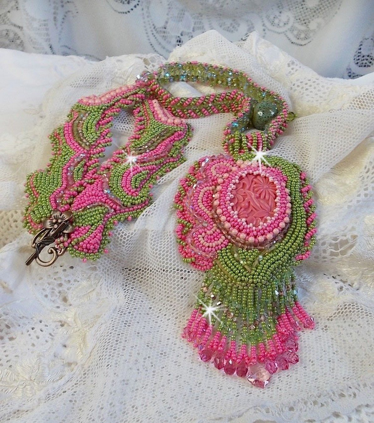 Colar Miss Lady bordado com contas de sementes verdes e rosa e um cabochon de resina