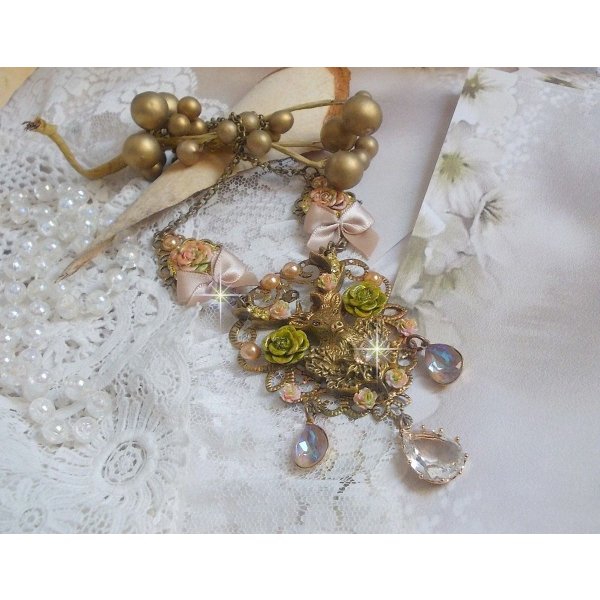 Collier Cerf Fleuri cr&eacute;e avec des cristaux de Swarovski, cabochons en r&eacute;sine, perles en verre, t&ecirc;te de cerf avec bois en m&eacute;tal, pendentif larme en zircon, n&oelig;uds en satin et accessoires en laiton 