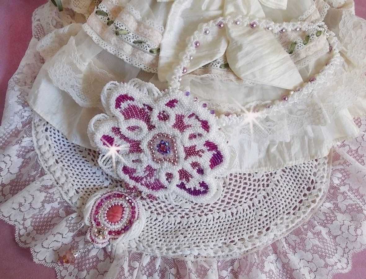 Colar de babete de Chloé bordado com renda fina de pérolas, cristais Swarovski, contas de pérolas e contas de sementes Miyuki