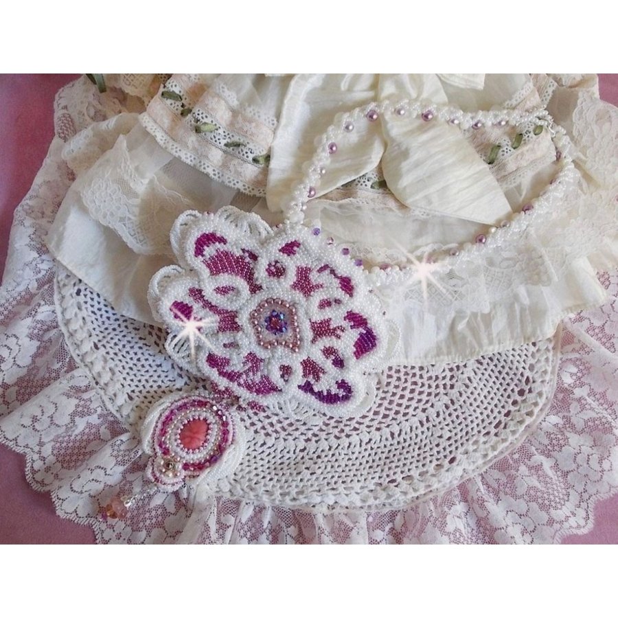 Colar de babete de Chloé bordado com renda fina de pérolas, cristais Swarovski, contas de pérolas e contas de sementes Miyuki