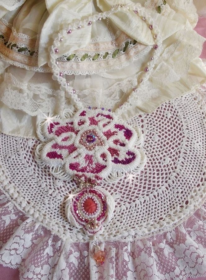 Colar de babete de Chloé bordado com renda fina de pérolas, cristais Swarovski, contas de pérolas e contas de sementes Miyuki