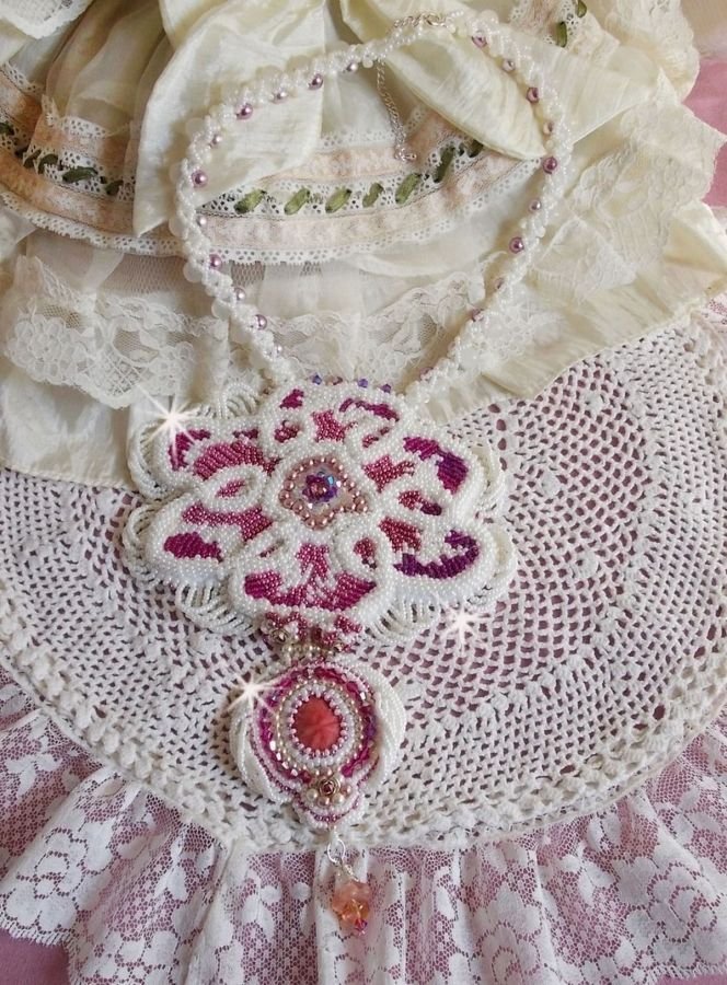 Colar de babete de Chloé bordado com renda fina de pérolas, cristais Swarovski, contas de pérolas e contas de sementes Miyuki