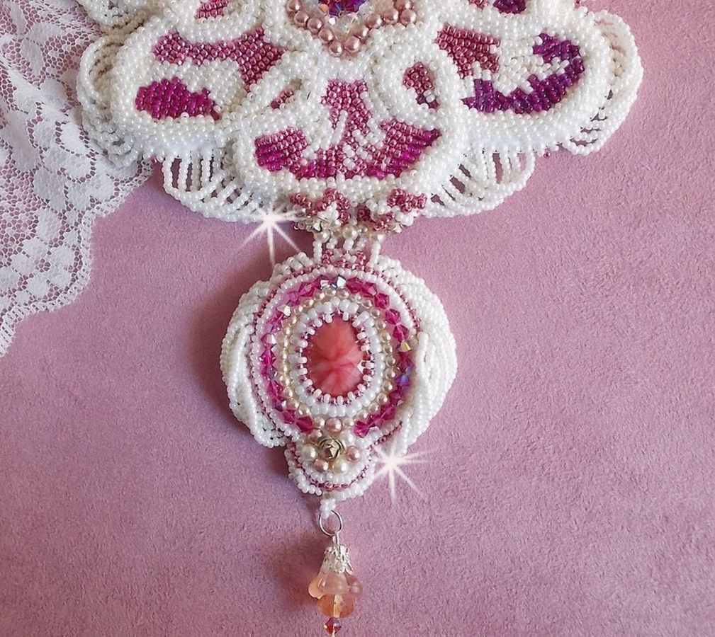Colar de babete de Chloé bordado com renda fina de pérolas, cristais Swarovski, contas de pérolas e contas de sementes Miyuki
