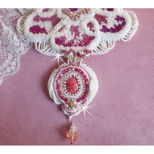 Colar de babete de Chlo&eacute; bordado com renda fina de p&eacute;rolas, cristais Swarovski, contas de p&eacute;rolas e contas de sementes Miyuki