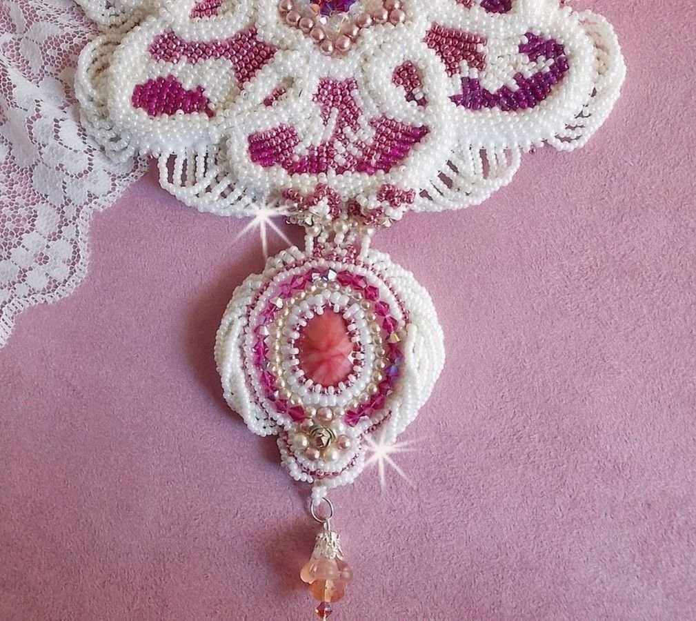 Colar de babete de Chloé bordado com renda fina de pérolas, cristais Swarovski, contas de pérolas e contas de sementes Miyuki