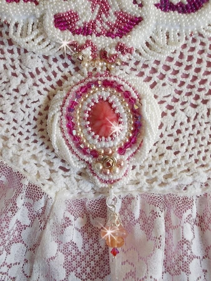 Colar de babete de Chloé bordado com renda fina de pérolas, cristais Swarovski, contas de pérolas e contas de sementes Miyuki