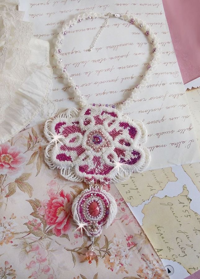 Colar de babete de Chloé bordado com renda fina de pérolas, cristais Swarovski, contas de pérolas e contas de sementes Miyuki