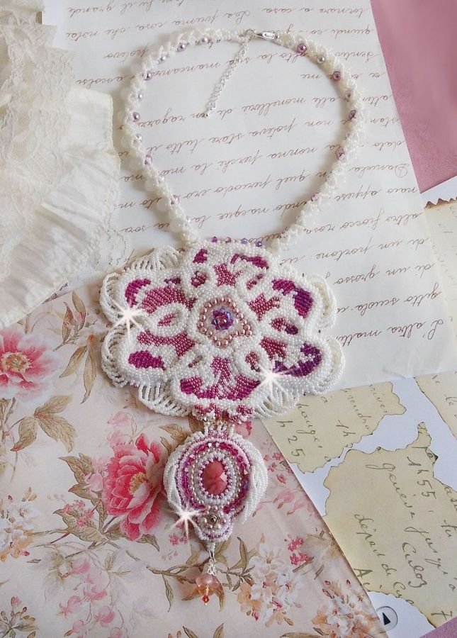 Colar de babete de Chloé bordado com renda fina de pérolas, cristais Swarovski, contas de pérolas e contas de sementes Miyuki