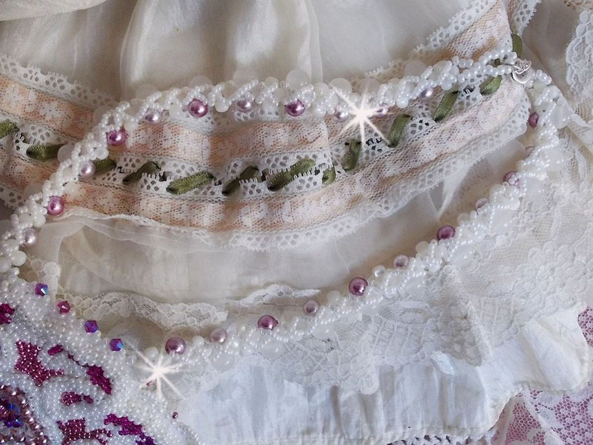 Colar de babete de Chloé bordado com renda fina de pérolas, cristais Swarovski, contas de pérolas e contas de sementes Miyuki
