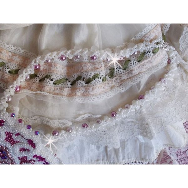 Colar de babete de Chlo&eacute; bordado com renda fina de p&eacute;rolas, cristais Swarovski, contas de p&eacute;rolas e contas de sementes Miyuki