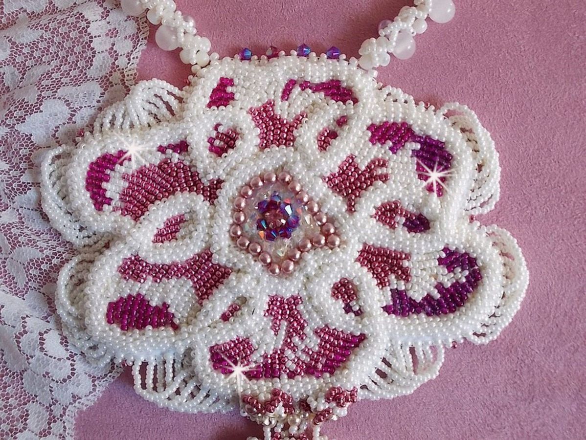 Colar de babete de Chloé bordado com renda fina de pérolas, cristais Swarovski, contas de pérolas e contas de sementes Miyuki