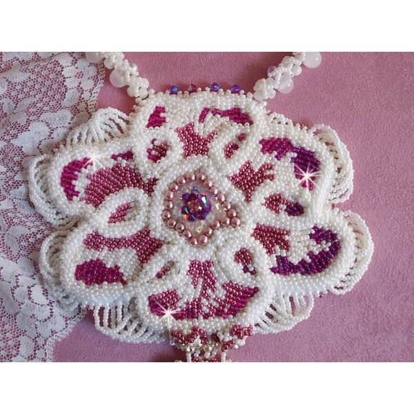 Colar de babete de Chlo&eacute; bordado com renda fina de p&eacute;rolas, cristais Swarovski, contas de p&eacute;rolas e contas de sementes Miyuki