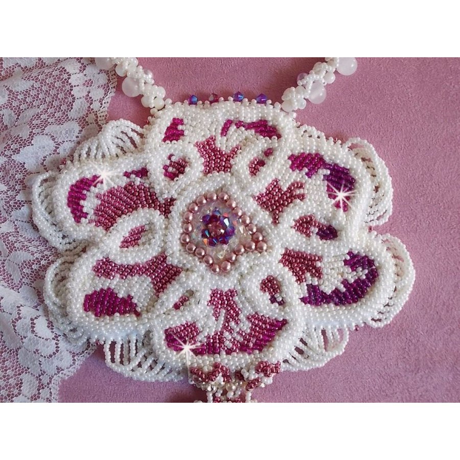 Colar de babete de Chloé bordado com renda fina de pérolas, cristais Swarovski, contas de pérolas e contas de sementes Miyuki
