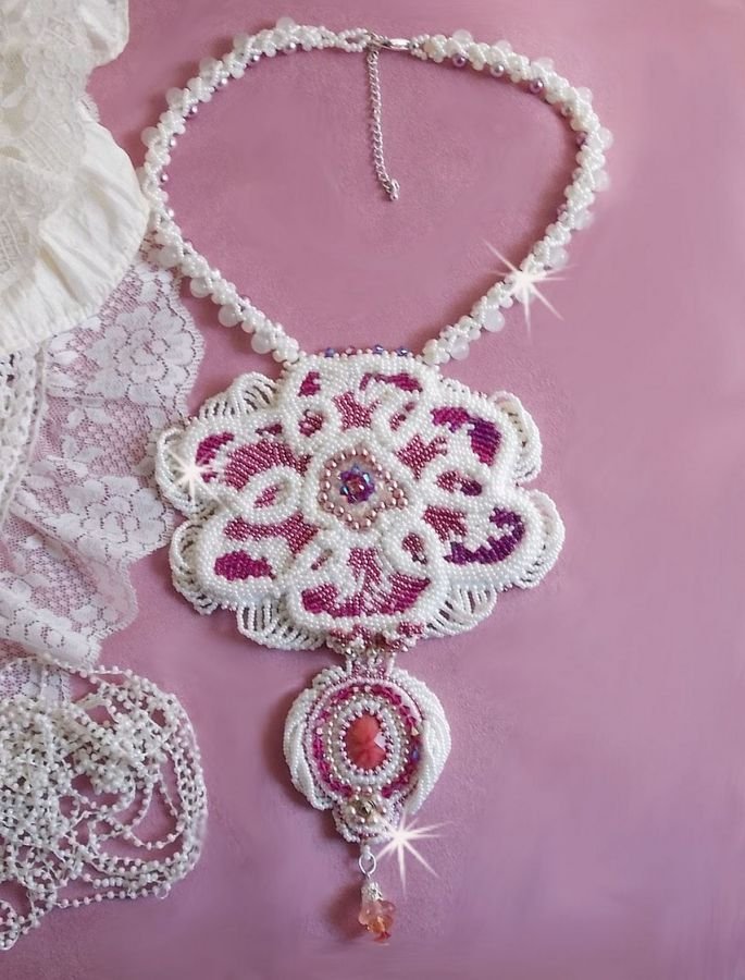 Colar de babete de Chloé bordado com renda fina de pérolas, cristais Swarovski, contas de pérolas e contas de sementes Miyuki