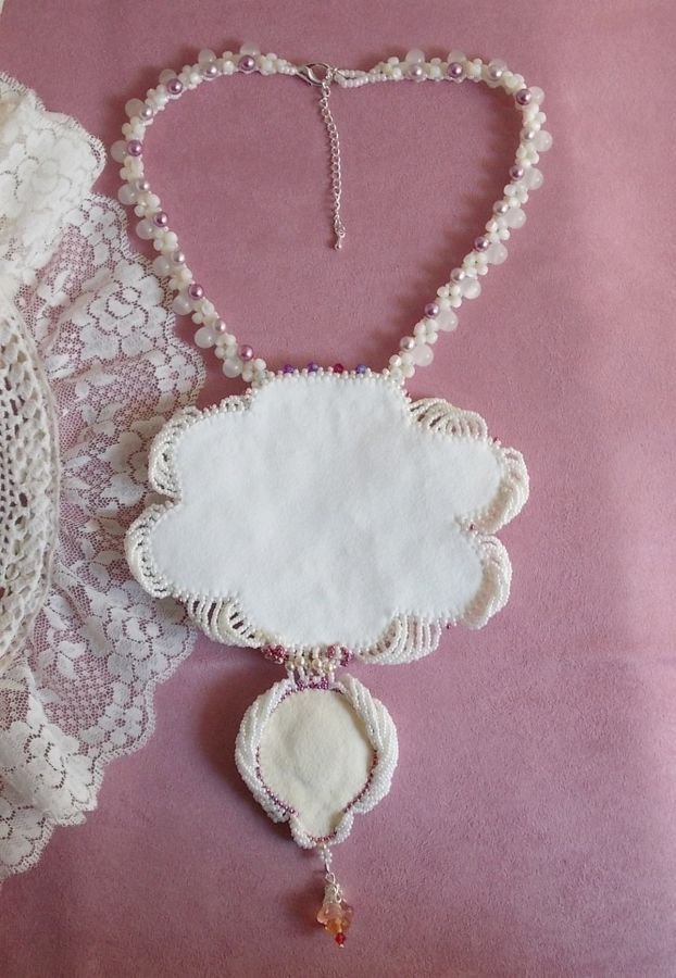 Colar de babete de Chloé bordado com renda fina de pérolas, cristais Swarovski, contas de pérolas e contas de sementes Miyuki