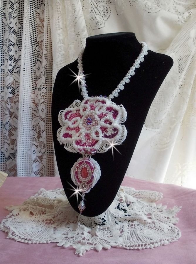 Colar de babete de Chloé bordado com renda fina de pérolas, cristais Swarovski, contas de pérolas e contas de sementes Miyuki