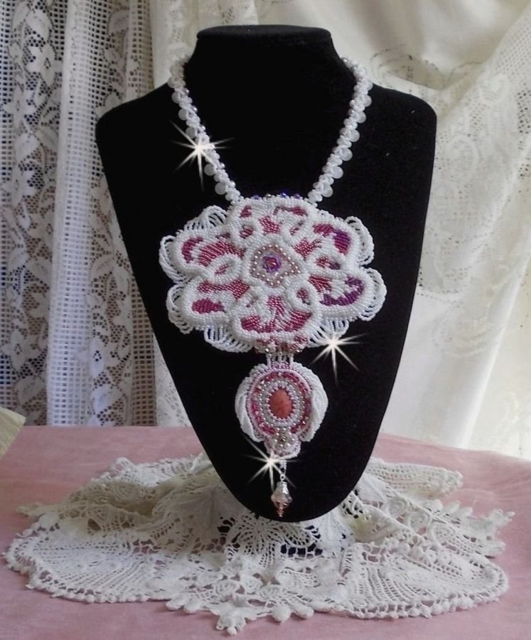 Colar de babete de Chloé bordado com renda fina de pérolas, cristais Swarovski, contas de pérolas e contas de sementes Miyuki