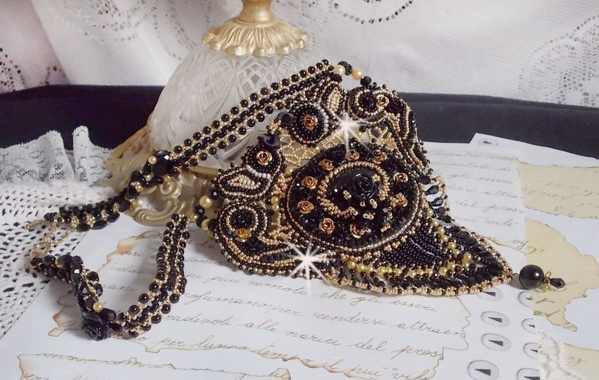 Colar de Cleópatra bordado com ônix preto, pérolas e pérolas de sementes 
