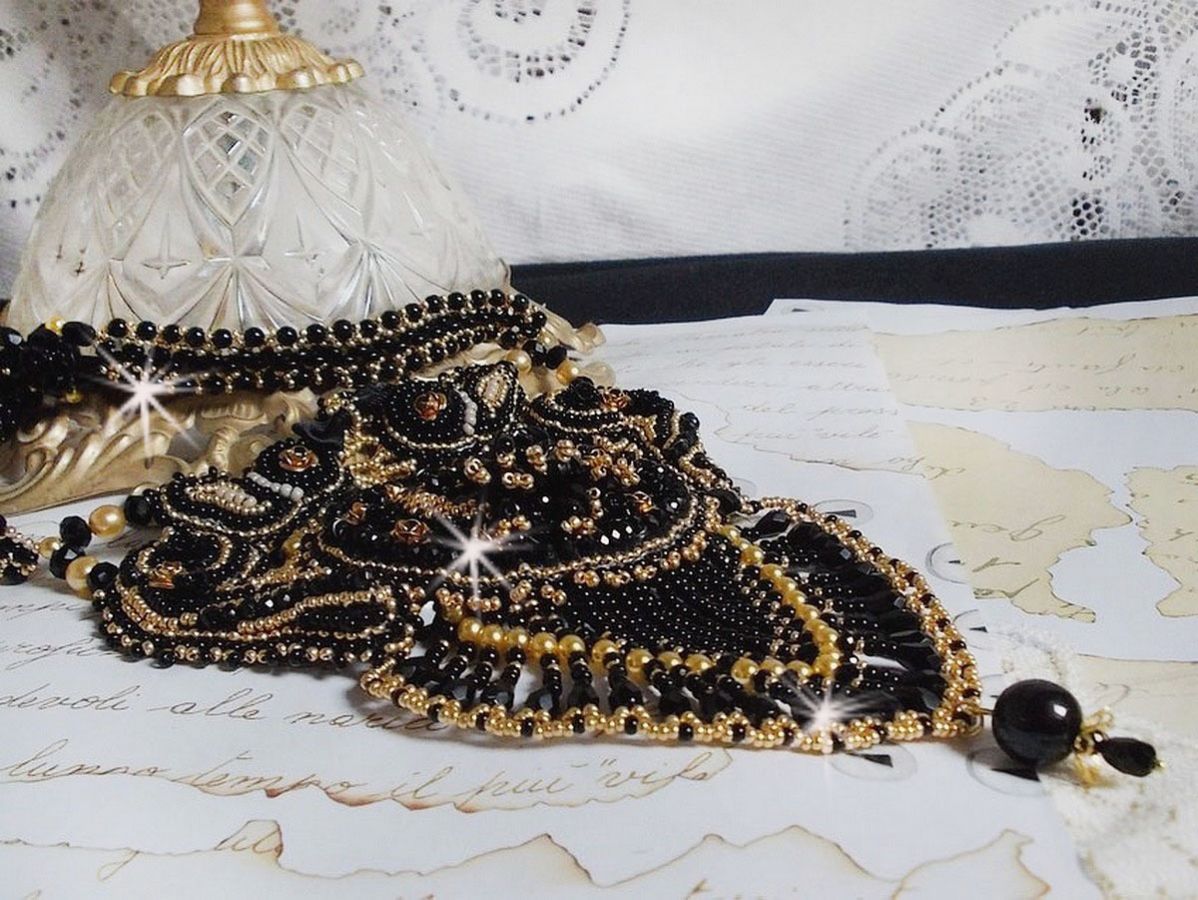 Colar de Cleópatra bordado com ônix preto, pérolas e pérolas de sementes 