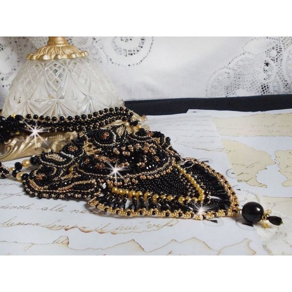 Colar de Cle&oacute;patra bordado com &ocirc;nix preto, p&eacute;rolas e p&eacute;rolas de sementes 
