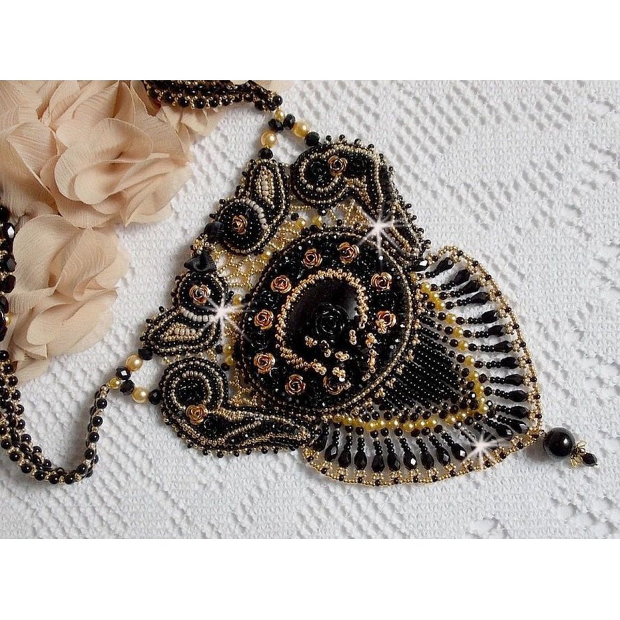Colar de Cleópatra bordado com ônix preto, pérolas e pérolas de sementes 