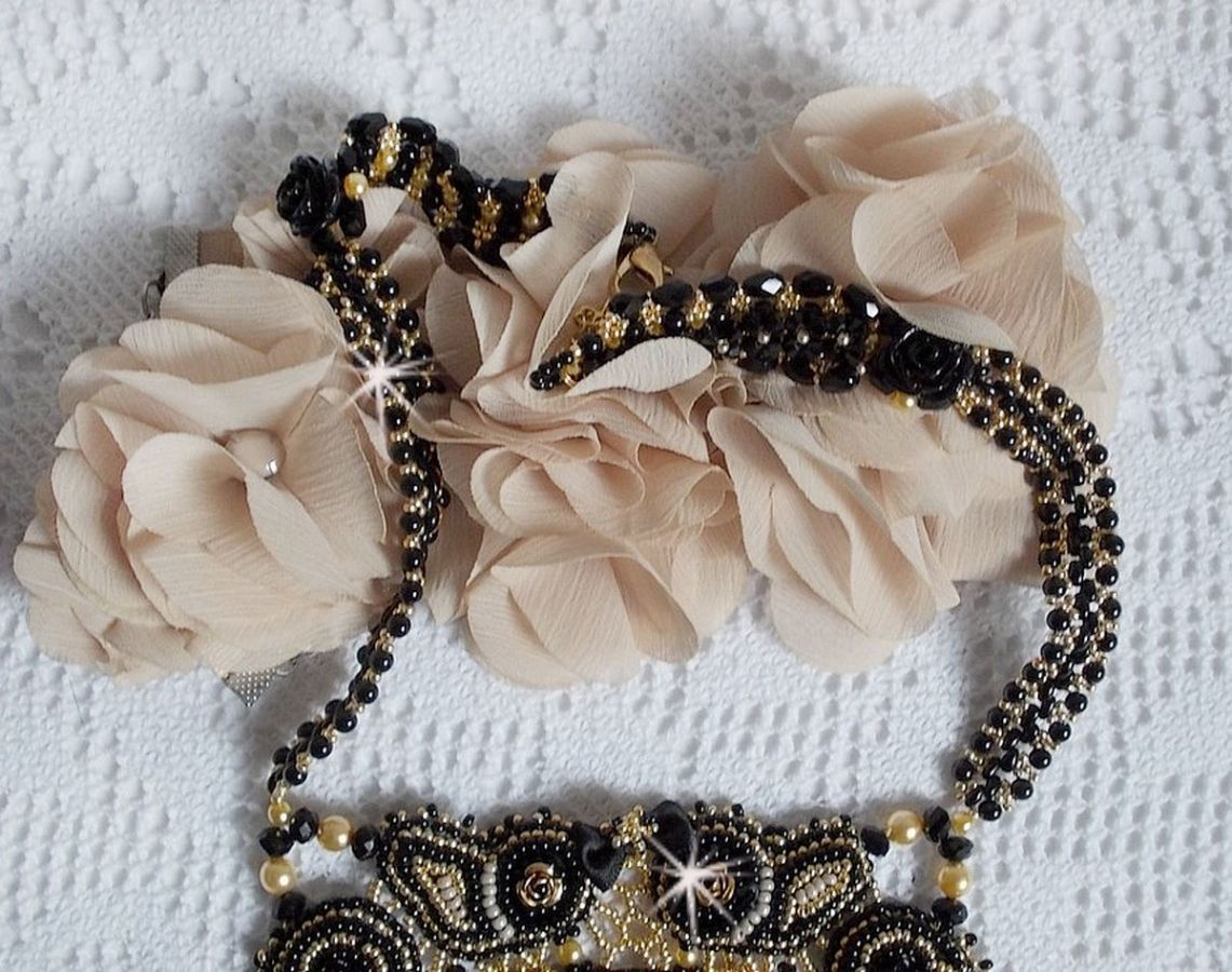 Colar de Cleópatra bordado com ônix preto, pérolas e pérolas de sementes 