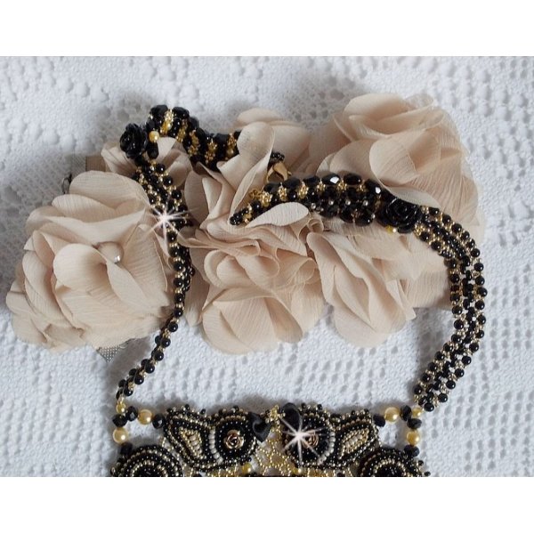 Colar de Cle&oacute;patra bordado com &ocirc;nix preto, p&eacute;rolas e p&eacute;rolas de sementes 