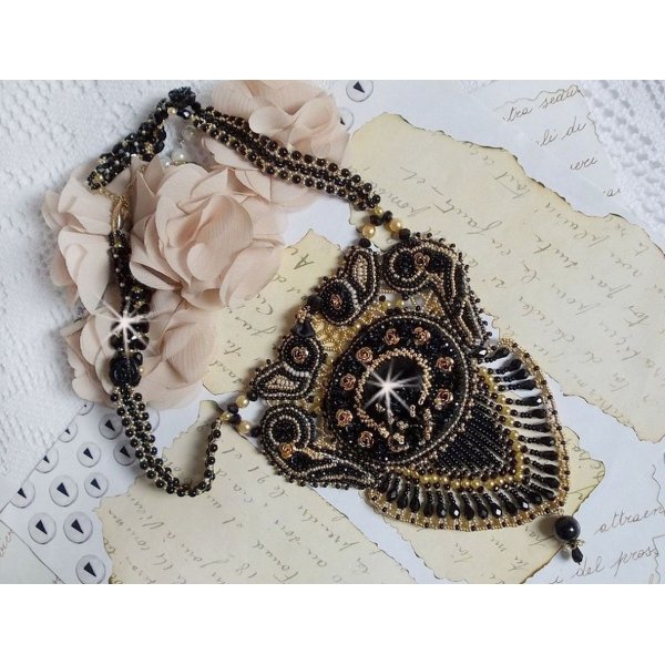 Colar de Cle&oacute;patra bordado com &ocirc;nix preto, p&eacute;rolas e p&eacute;rolas de sementes 
