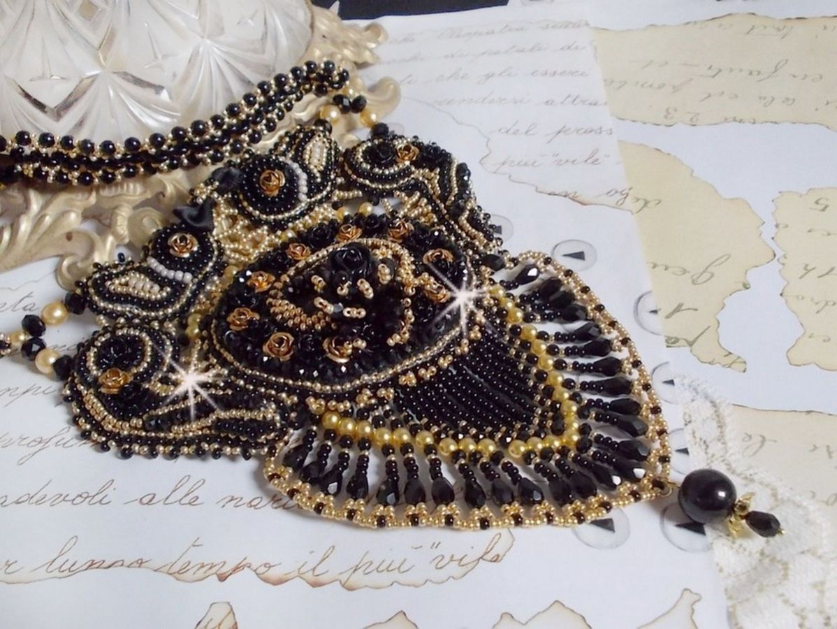 Colar de Cleópatra bordado com ônix preto, pérolas e pérolas de sementes 