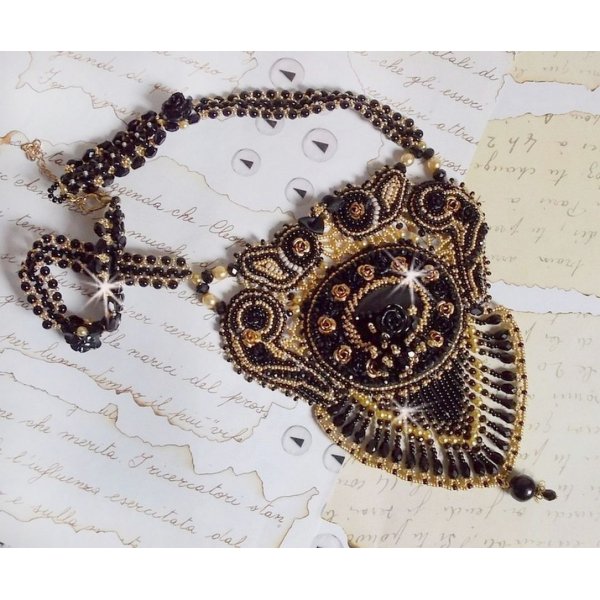 Colar de Cle&oacute;patra bordado com &ocirc;nix preto, p&eacute;rolas e p&eacute;rolas de sementes 