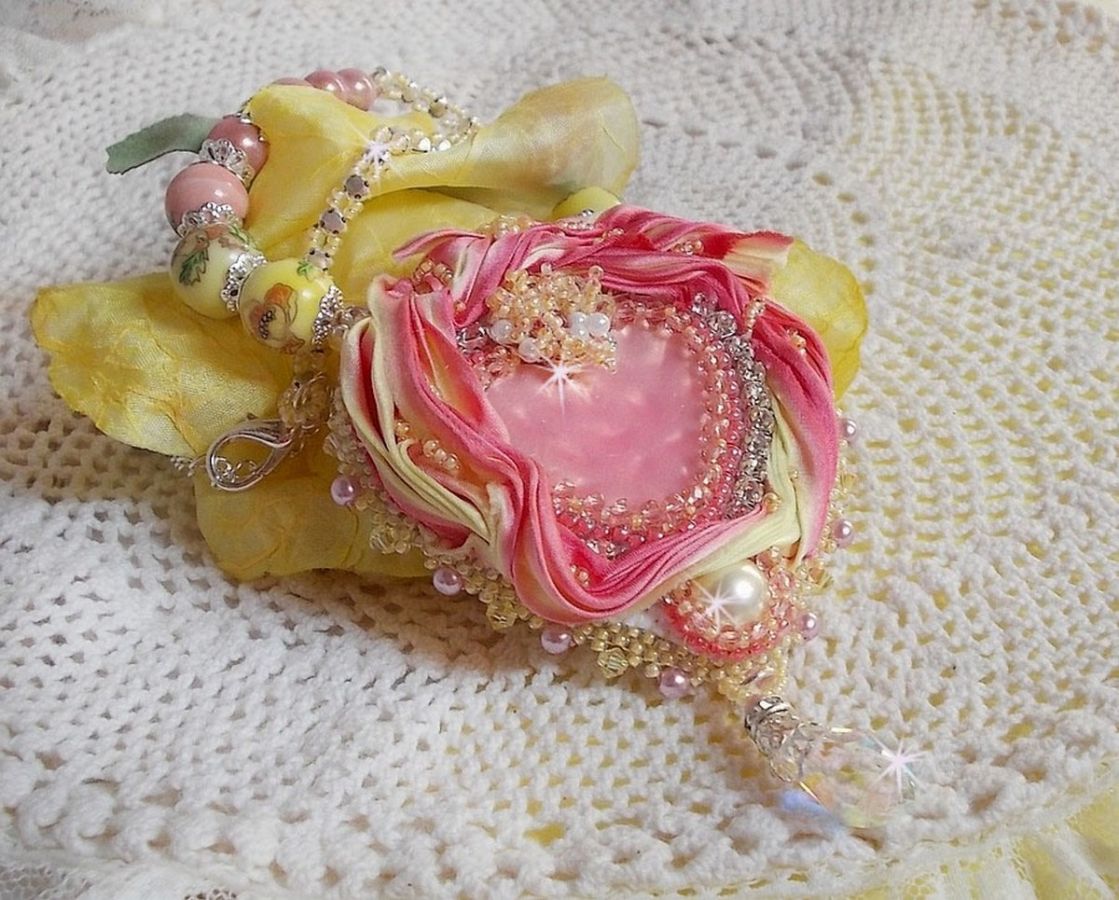 Colar Tender Heart Necklace bordado com fita de seda rosa e amarela, contas de cerâmica, cristais Swarovski e contas de sementes