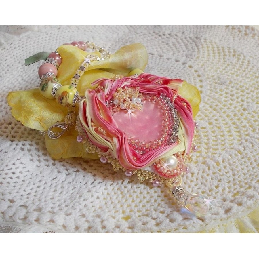 Colar Tender Heart Necklace bordado com fita de seda rosa e amarela, contas de cerâmica, cristais Swarovski e contas de sementes